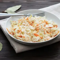 Surówka z białej kapusty jak z restauracji? Poznaj sekretny przepis!