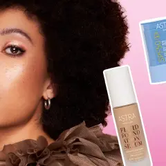 Modella con pelle luminosa e prodotti Astra: fondotinta e stick solare. Si può mettere il fondotinta sopra la crema solare per una protezione completa.