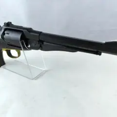 Czarny rewolwer Uberti Remington 1858 z drewnianą rękojeścią, prezentowany na przezroczystym stojaku.
