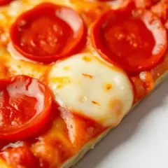 Ile kalorii mają 2 kawałki pizzy? Zaskakujące różnice w kaloryczności