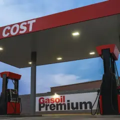Gasolinera "Low Cost" con surtidores de gasolina catalizada.