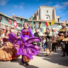 Danza y música en la feria medieval de Madrid. Bailarinas con trajes coloridos y músicos con instrumentos de época animan la celebración.
