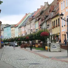 Kolorowa ulica w Kowarach, pełna urokliwych kamienic i zieleni. To idealne miejsce na spacer i odkrywanie lokalnych atrakcji.