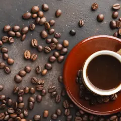 Ile kofeiny zawiera kawa z kawiarki? Zaskakujące fakty o naparze