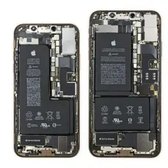Wnętrze iPhone 11 z widoczną baterią. Dwie części baterii, kluczowe dla pojemności, są wyraźnie zaznaczone.