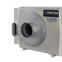 Unità esterna di condizionatore Fintek UES Inverter con un grande condotto circolare, pronto per essere installato nel buco muro.