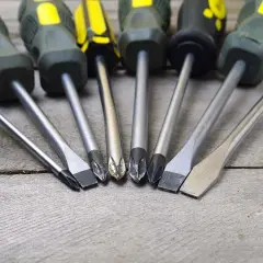 Ensemble de tournevis, incluant plusieurs types de tournevis à tête plate et cruciforme, prêts pour tout projet de bricolage.