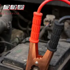 Pinzas rojas y negras conectando la batería de un coche. Ayuda a conectar bateria moto.