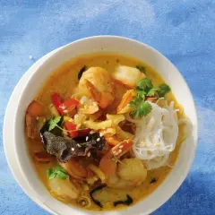 Aromatyczna zupa krewetkowa z makaronem ryżowym, papryczką chili i kolendrą.