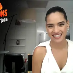 Adria Arjona, souriante, dans "Burning Questions". Découvrez ses films et séries tv.