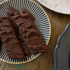 Fredriks fika: chokladsnittar på en svartvitrandig tallrik. Mums!