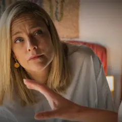 Henriette Steenstrup ser fundersam ut, med en hand som sträcks fram.