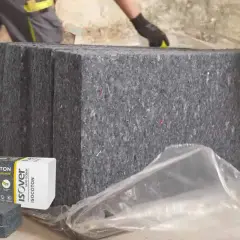 Gros blocs de laine de coton recyclée, emballés dans du plastique. Attention, la laine de coton peut présenter un danger si mal manipulée.
