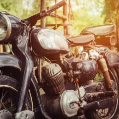 Moto clásica en un entorno rústico. ¿Cuánto cuesta dar de alta una moto sin papeles?