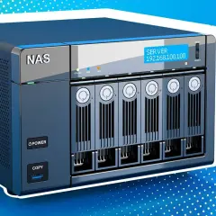 NAS-System mit sechs Laufwerksschächten, bereit für RAID 1e-Konfigurationen.