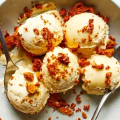 Schaufeln cremigen Eises, bestreut mit knusprigen Honigwaben-Stückchen. Ein köstliches Hokey Pokey Eis Rezept zum Genießen!