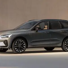 Volvo XC60 gris oscuro, con diseño moderno y elegante. Mi opinión es que es un SUV premium muy completo.