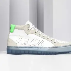 Sneaker P448 uomo bianca e grigia con dettagli fluo e suola trasparente.