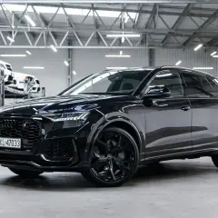 Czarny Audi RS Q8 lśni w salonie. Sprawdź aktualną audi rsq8 cena i poczuj moc.
