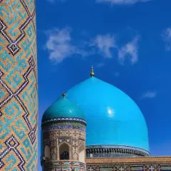 Błękitne kopuły meczetu w Samarkandzie, ozdobione mozaikami, zapraszają na niezapomniane uzbekistan wycieczki.