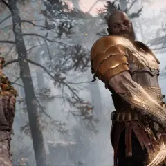 Kratos im neuen Spiel+ von God of War, bereit für neue Abenteuer. Seine goldene Rüstung glänzt im nebligen Wald.