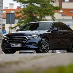 Ciemnogranatowy chiński Mercedes S-klasy z polskimi tablicami rejestracyjnymi WW 185TR stoi na ulicy.