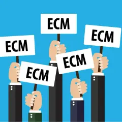Mani che reggono cartelli con la scritta "ECM". Un modo per capire come funziona la laurea in medicina e la formazione continua.