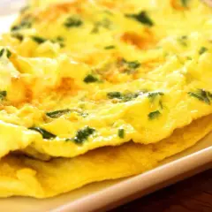 Złocisty omlet z ziołami, idealny na śniadanie. Doskonały wybór wśród produktów niskowęglowodanowych.