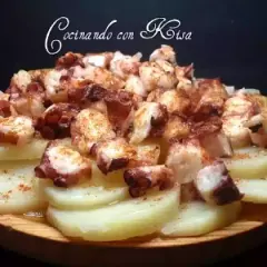 Pulpo con cachelos, un plato gallego tradicional, con trozos de pulpo tierno y patatas cocidas, espolvoreado con pimentón.