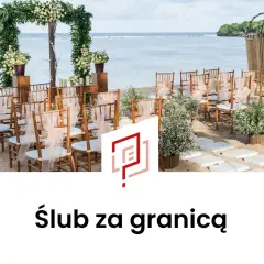 Piękne miejsce na ślub kościelny za granicą. Krzesła ozdobione wstążkami czekają na gości przy ołtarzu na plaży.