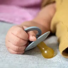 Smoczek fizjologiczny czy anatomiczny – który wybór jest lepszy dla dziecka?
