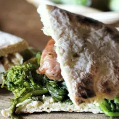 Torta al testo ripiena di salsiccia e verdure, un sapore autentico.