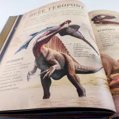 Otwarta książka z ilustracją Spinozaura, idealna jako najlepsza książka o dinozaurach dla dzieci. Pokazuje jego wielkość i cechy.