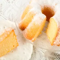 Puszysta babka jogurtowa, idealna na szklanki. Pyszny, domowy wypiek posypany cukrem pudrem.