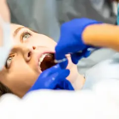 Ból kości po ekstrakcji zęba: Jak długo trwa i kiedy do dentysty?