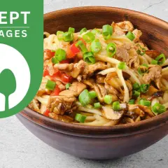 Herzhaftes Gericht mit dicken Udonnudeln, Hühnchen, Pilzen und Frühlingszwiebeln. Ein leckeres Rezept des Tages!