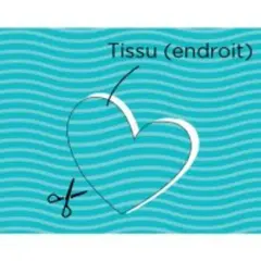 Un cœur dessiné sur un tissu bleu ondulé, prêt à être découpé pour un projet d'applique.
