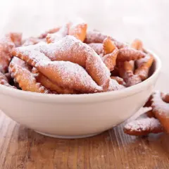 Beignets de carnaval saupoudrés de sucre glace, une délicieuse recette inspirée par Cyril Lignac.