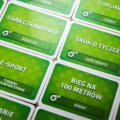 Zielone karty z hasłami: "E-sport", "Saneczkarstwo", "Skok o tyczce", "Bieg na 100 metrów".