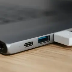 Hub USB-C z portem HDMI i USB-A. Choć nie można naładować laptopa przez HDMI, ten hub oferuje wiele możliwości podłączenia.