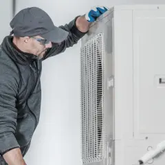 Fachowiec sprawdza pompę ciepła. Dobór mocy pompy ciepła do domu 200m2 to klucz do oszczędności.