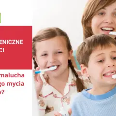 Mama uczy dzieci mycia zębów. Uśmiechnięta dziewczynka i chłopiec szczotkują ząbki. Zdjęcie promuje prawidłowe nawyki higieniczne u dzieci.