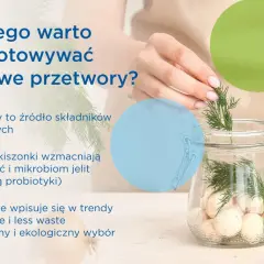 Ręce dodają koperek do słoika z grzybami, przygotowując domowe przetwory.