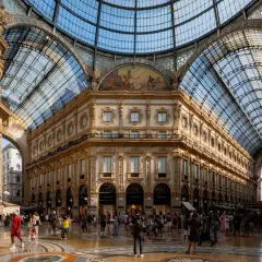 La Galleria Vittorio Emanuele II, un lieu emblématique pour savoir que faire à Milan. Architecture somptueuse, boutiques de luxe et foule animée sous la verrière.