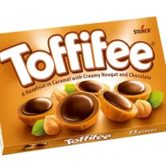 Pudełko Toffifee Storck z orzechami laskowymi, karmelem i czekoladą.