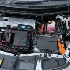 Toyota Auris Hybrid: Gdzie są akumulatory? 12V i trakcyjny.
