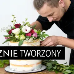Cukiernik dekoruje tort bukietem żywych kwiatów: róż, piwonii i gipsówki. Piękne, jakie żywe kwiaty na tort!