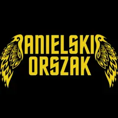 Żółty napis "ANIELSKI ORSZAK" z ozdobnymi skrzydłami po bokach, na czarnym tle.
