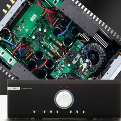 Wnętrze wzmacniacza Musical Fidelity M6 500i z widocznymi kondensatorami i transformatorem.