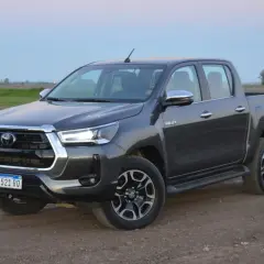 Camioneta Toyota Hilux 2.4 diésel gris oscuro, lista para la aventura. Su diseño robusto y eficiente la hace ideal para cualquier terreno, optimizando el consumo.